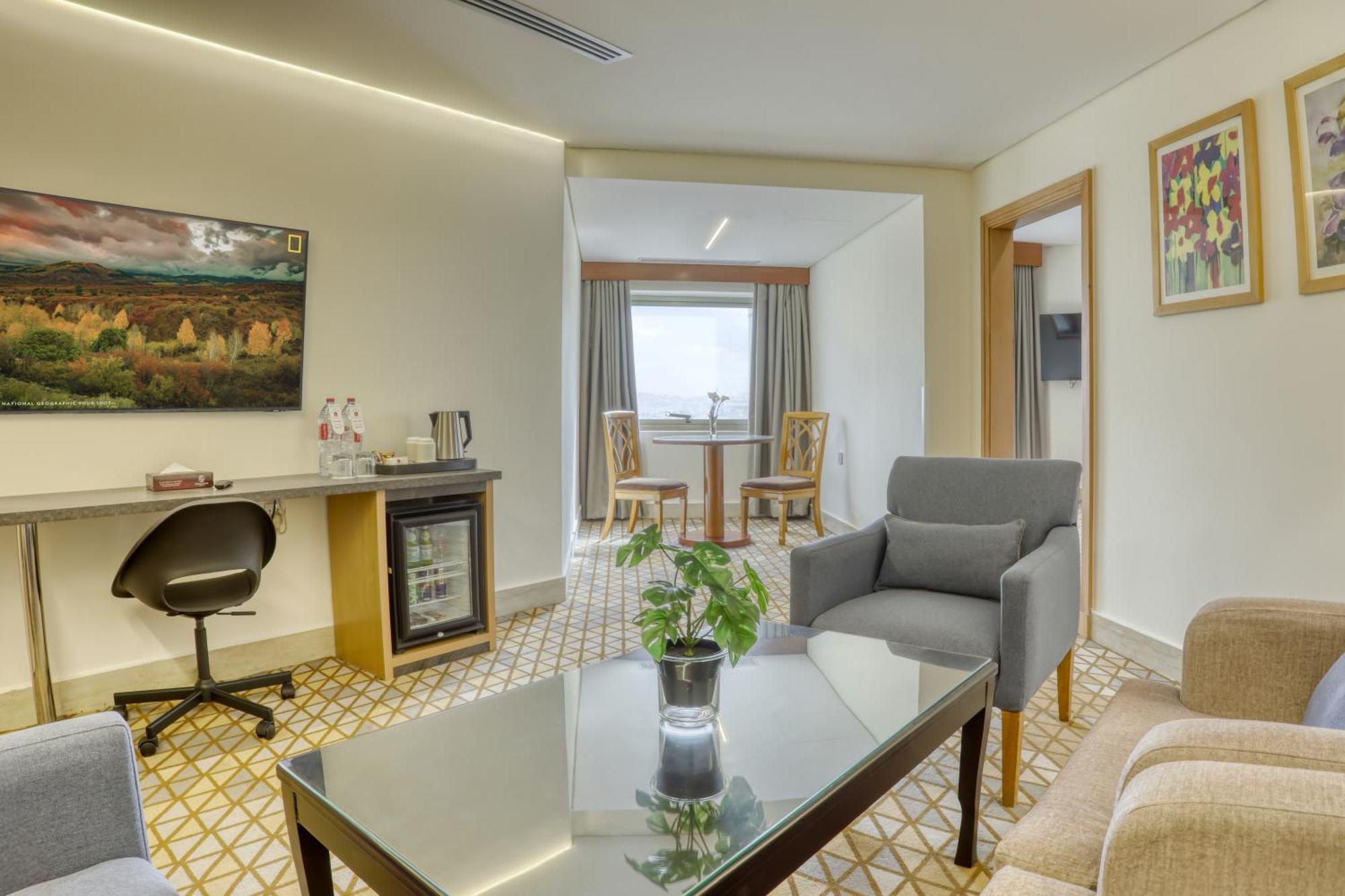 Geneva Hotel Аман Екстериор снимка